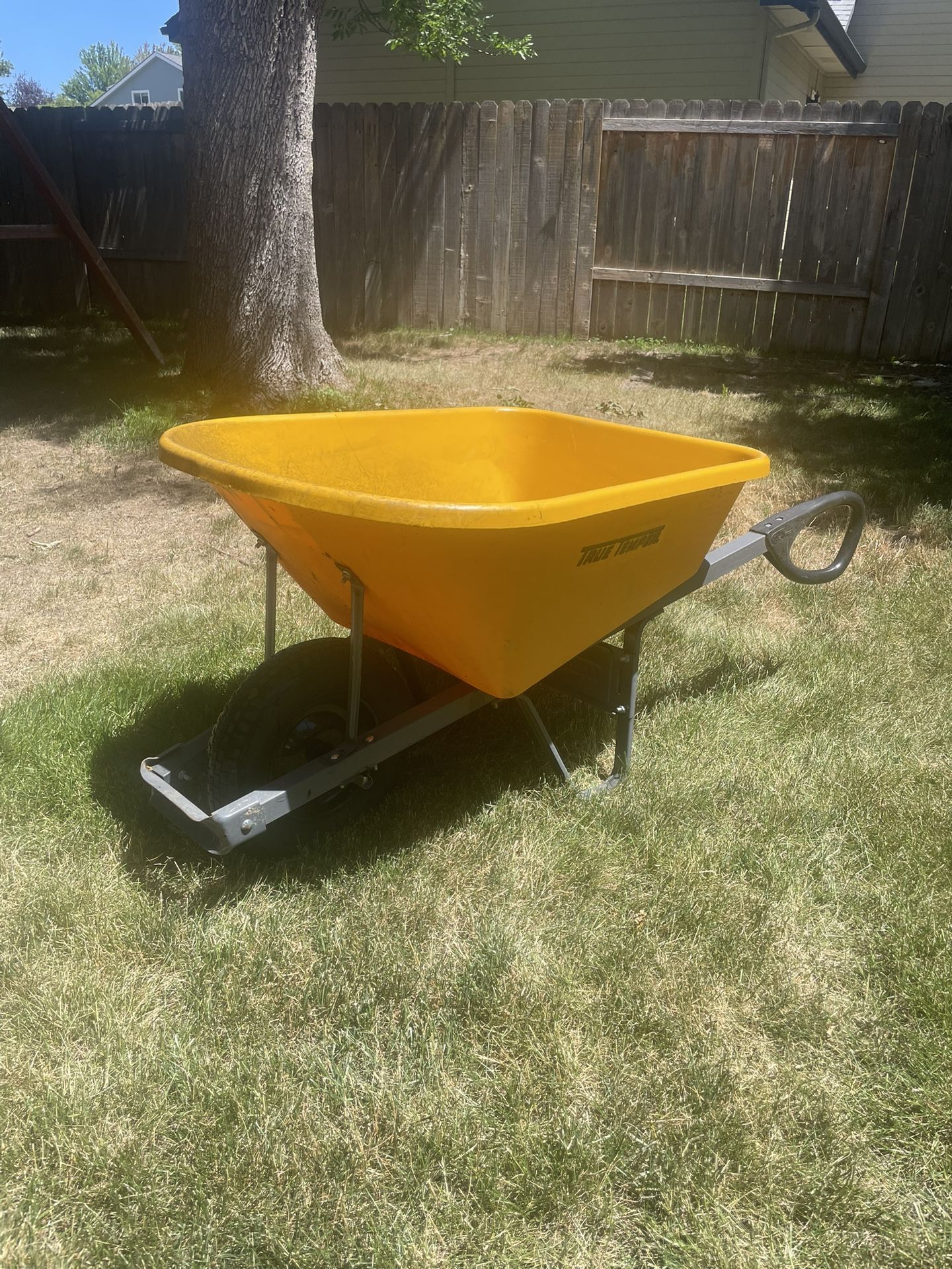 True Temper Wheelbarrow – Lightly Used, Great Condition
