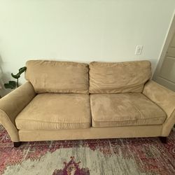 Bassett Tan Sofá and Love Seat