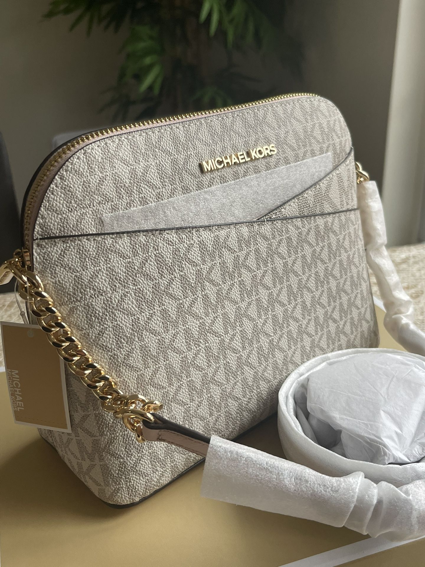 Michael Kors Jet Set Dome Vanilla Logo Crossbody  Bag in a luxury Gift BOX Women