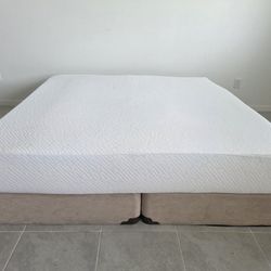 Like New Serta King Memoryfoam Mattress & Boxsprings