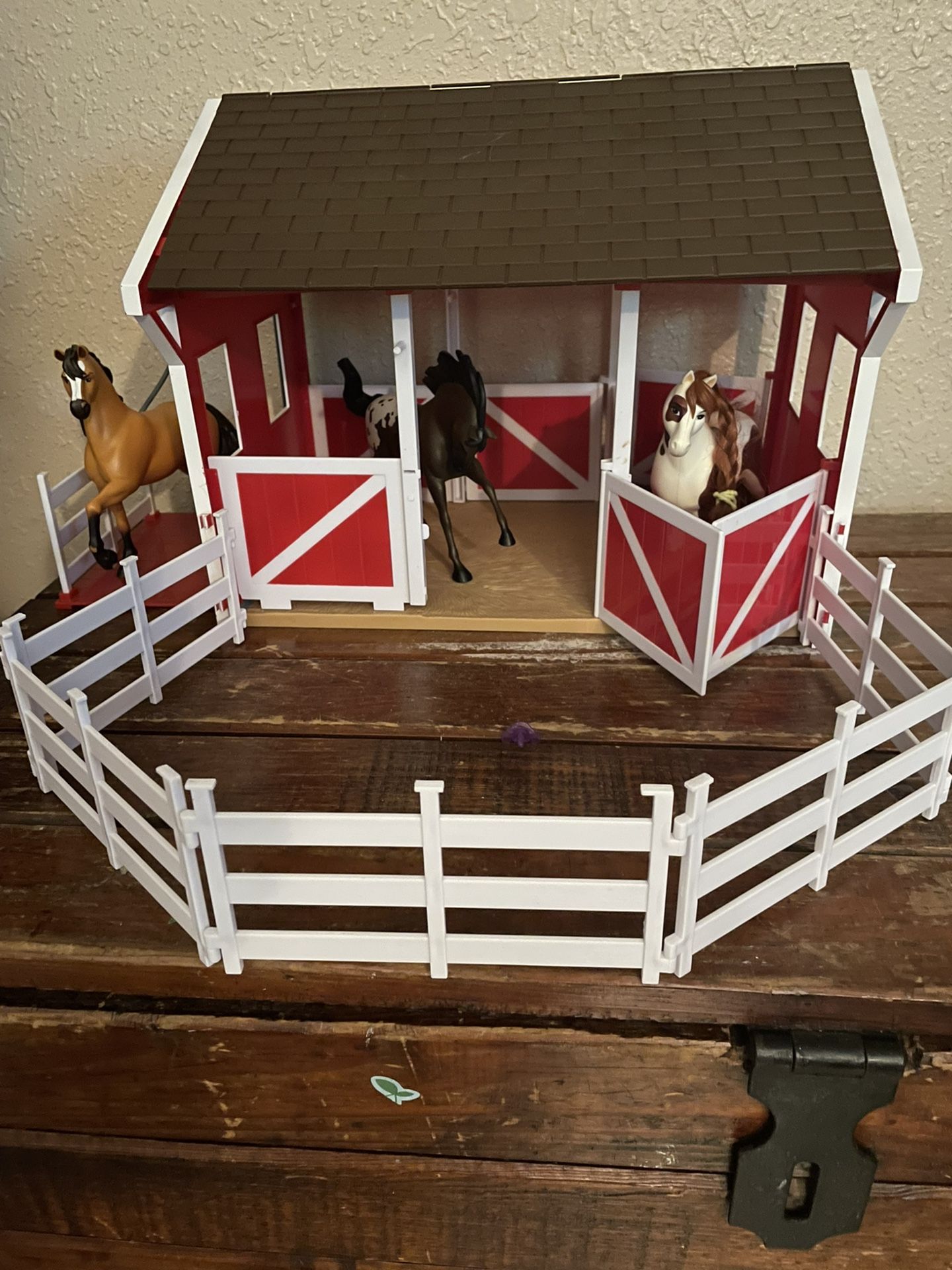 Horses and barn/stable spirit set