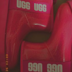 Size- 6 UGG Kids Classic Clear Mini II boot bright pink