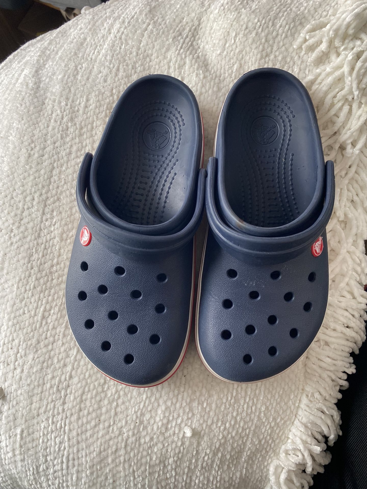 CROCS SIZE 6