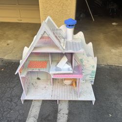 LOL Winter Play House. 