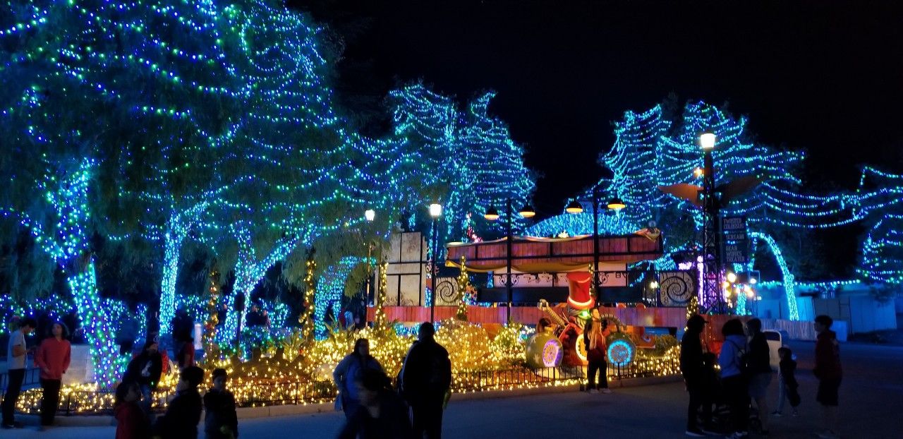 2 tickets for magic mountain 40 each holiday lights at the park