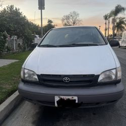 Toyota Sienna 1999