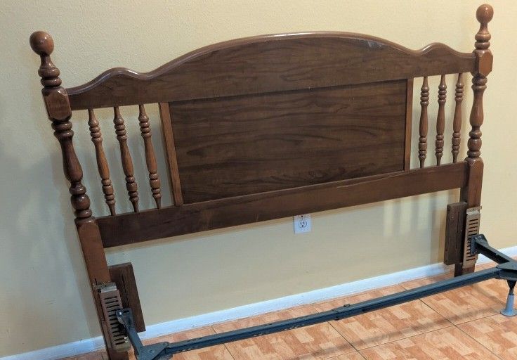 Qu,een - Ful,l adjustable head,board. Sturdy.