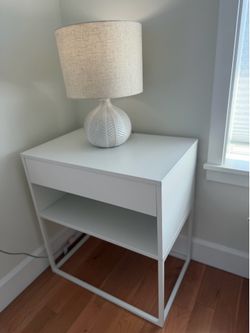 Modern White Side Tables with Matching Lamps (Set of 2) – Excellent Condition