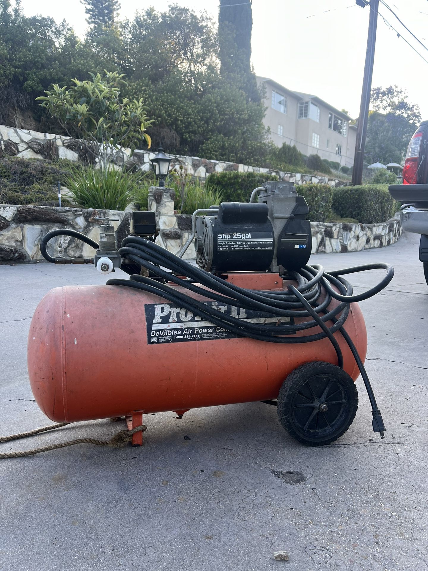 25 Gallon Air Compressor WITH AIR HOSE