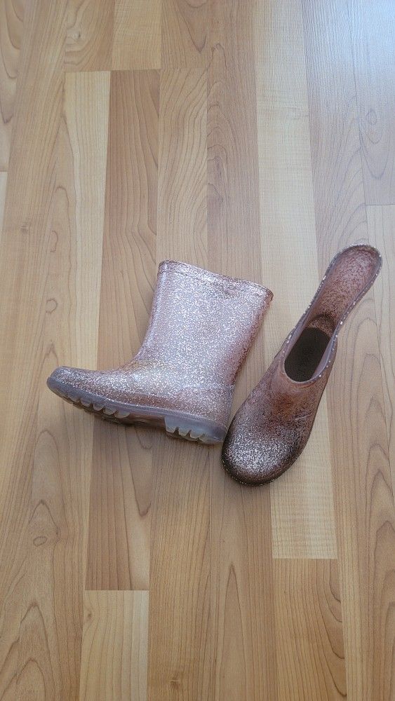 Children's Place Girls Sz 11 Rubber Rain Boots Gold  Color Waterproof Shoes.
Gently pre-owned in great condition.