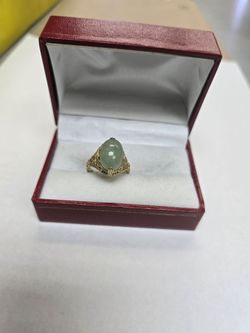 14k Gold Ladies ring jade stone beautiful design from Thailand size 8