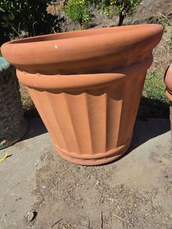 Large heavy ceramic pot planter size 23" Dim and 21" height for $115 in upland ca no delivery