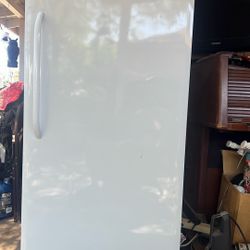 Frigidaire Freezer Model FFH20F2QWE. 5.0 Amos. 115 Vac