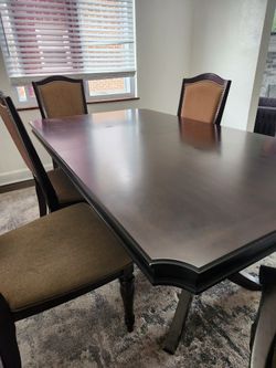 Dining Room Table & 6 Chairs