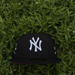 NY Yankees Fitted Hat (Black/Red UV – Angel/Clock Custom) – Size 7 1/4 – New Era 59FIFTY ⏳🔥