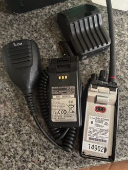 Icom IC-F3400DS Portable Two-Way Radio with Accessories