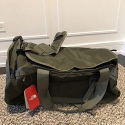BRAND NEW NORTH FACE DUFFLE BAG