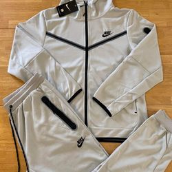 Mens Nike sweatsuits sizes m and L $70 each hmu 🔥💯✅