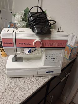 Maquina de coser con pedal eléctrico  usada  buenas condiciones