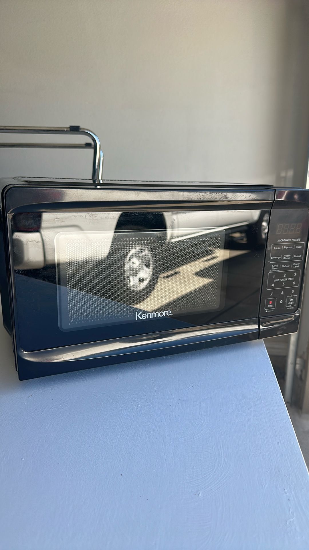 MICROWAVE. KENMORE LIKE NEW AND VERY CLEAN $40