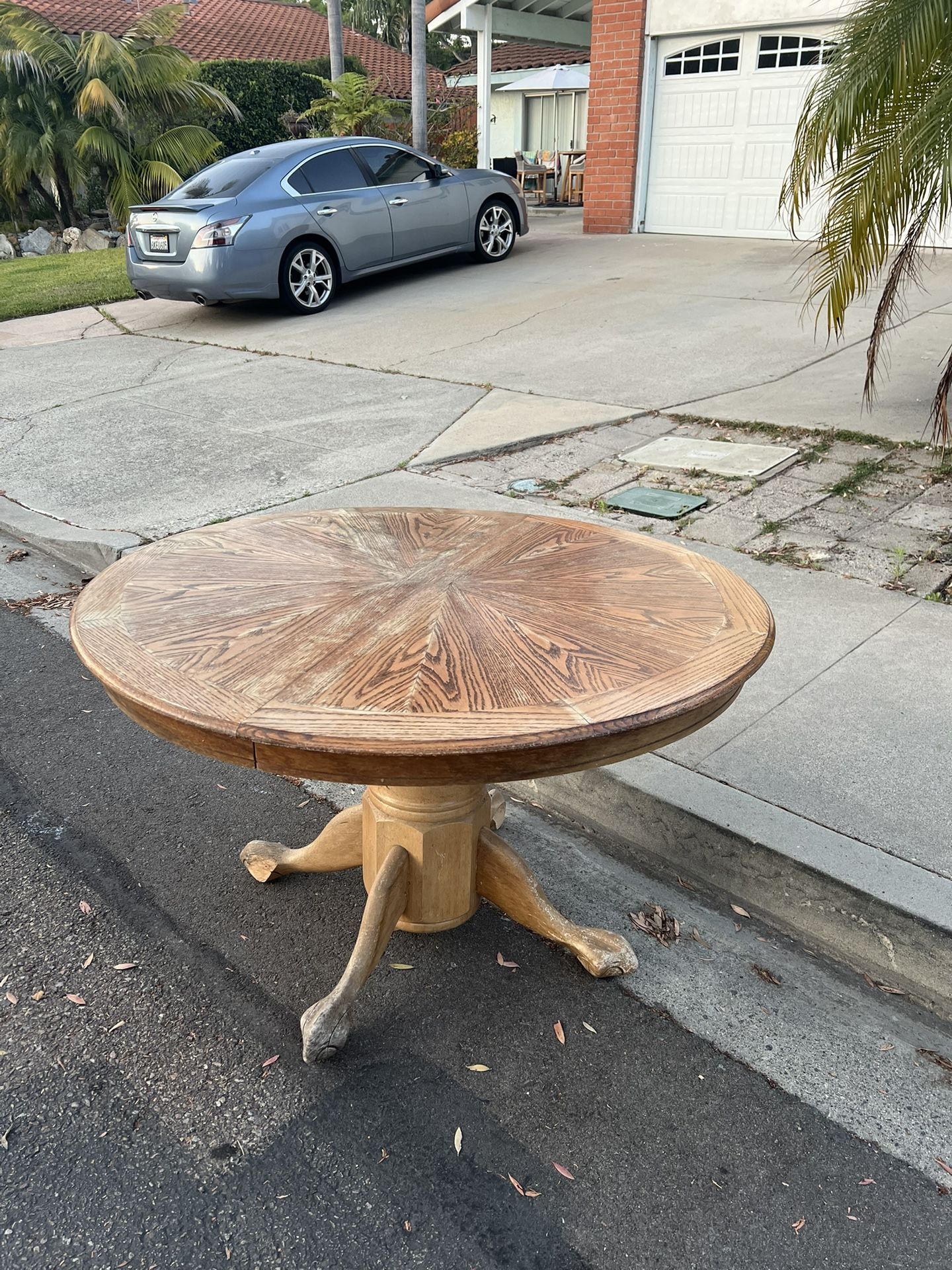 Round table Take Free
