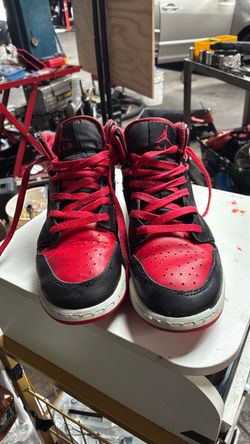 Air Jordan 1 Mid Bred Sneakers