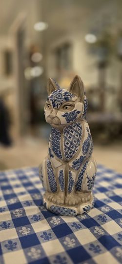 A Nancy Lopez Delft Cat