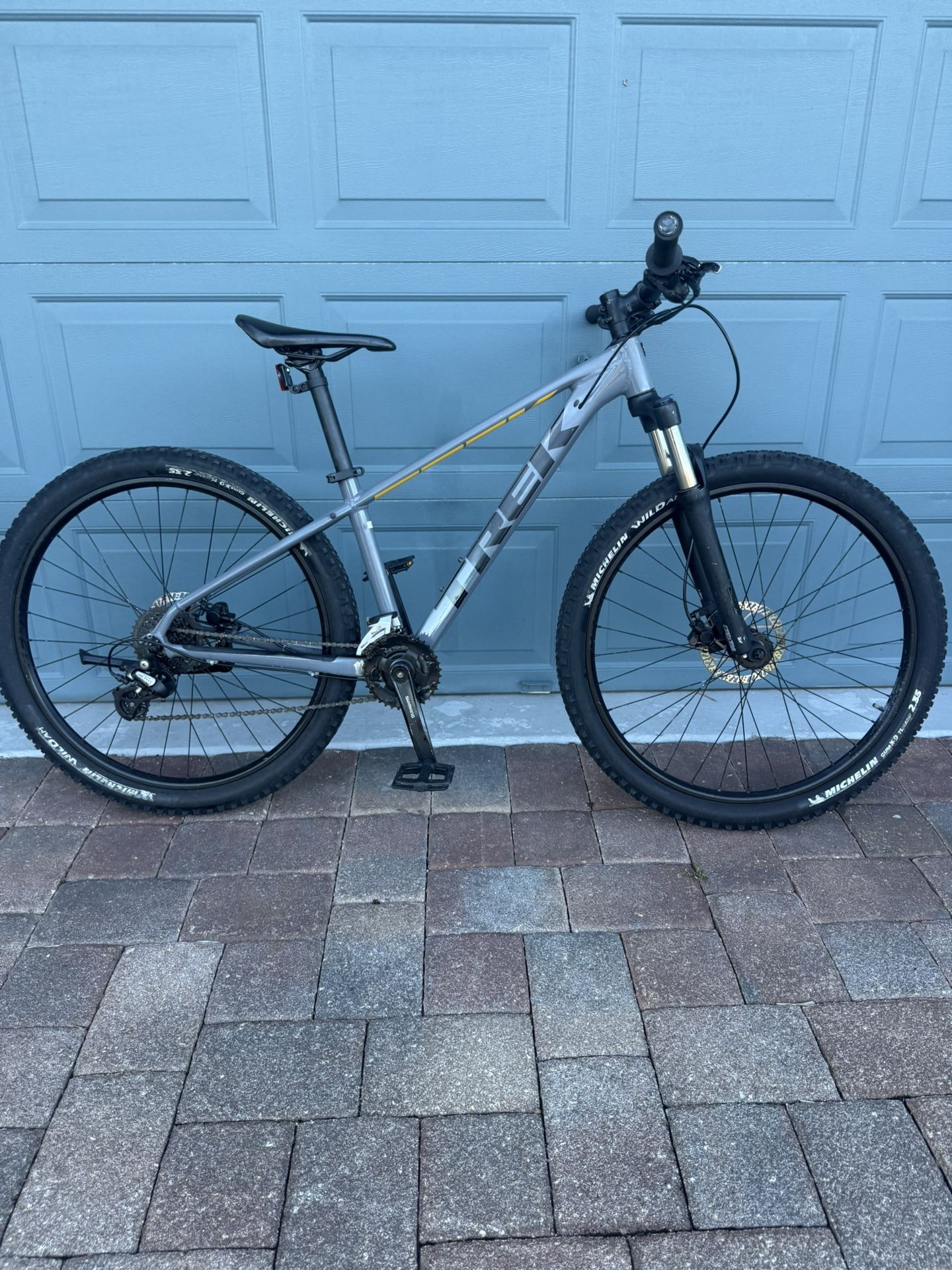 Trek Marlin 6 small frame 27.5 inch wheel hydraulic disc brakes ready for the trail