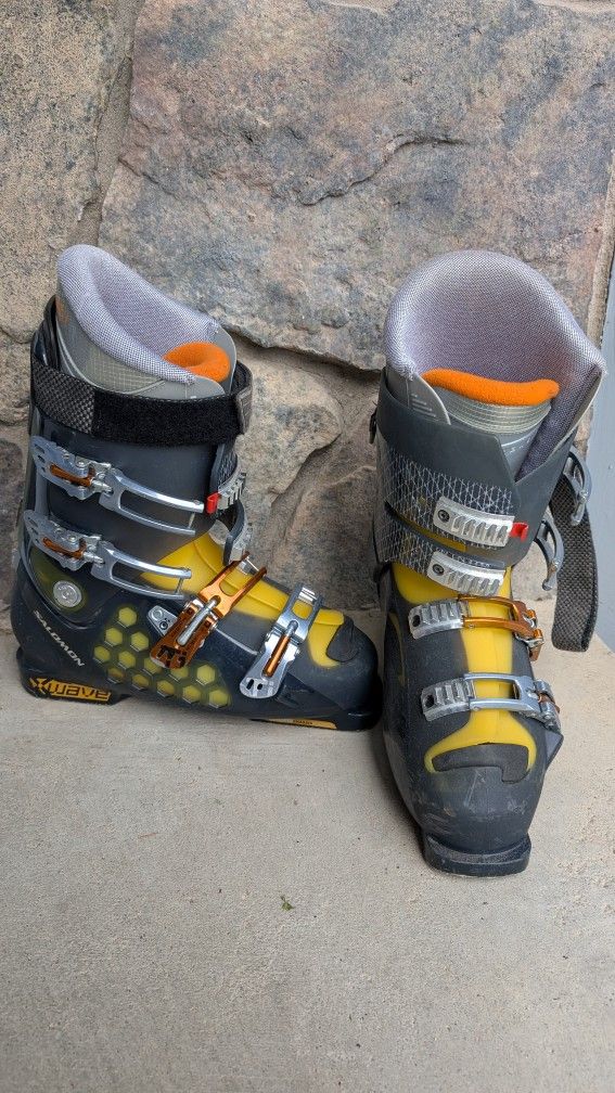 Salomon Ski Boots size 28