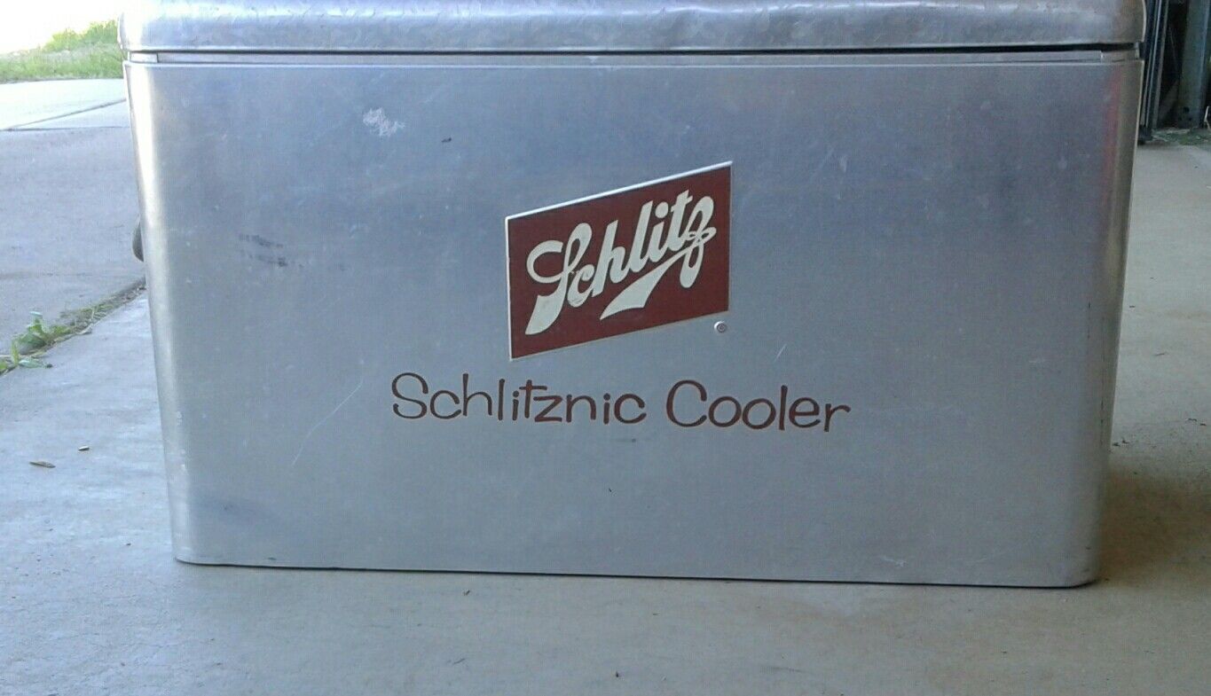 Super Rare 50s Shlitz Schlitznic Cooler. With tray and 2 schlitz beer glasses.