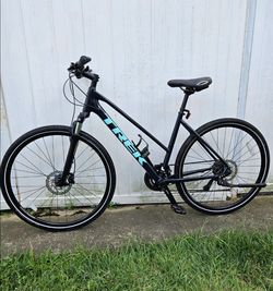 Trek Dual Sport 3 Stagger Hybrid Bike