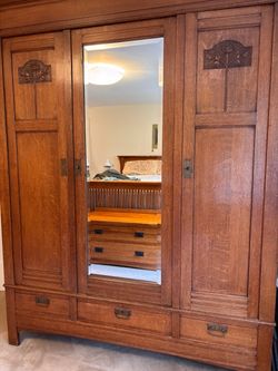 Beautiful antique Arts & Crafts oak wardrobe dating from the early 1900s.