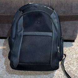 Solo® Metropolitan Backpack. One of the straps has damage on the bottom - see pics!