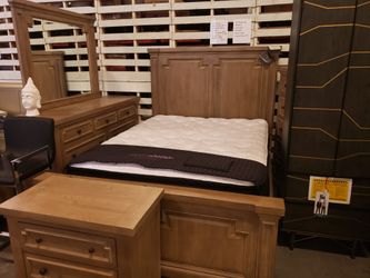 New 4pc queen size bedroom set tax included