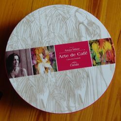  4 BEAUTIFUL ARTE DE CAFE AMAYA SALAZAR COLLECTOR DISPLAY PLATES NEW IN TIN