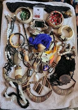 2LBS + Jewelry Estate Costume Vintage Mix necklaces bracelets Earrings Lot 1D