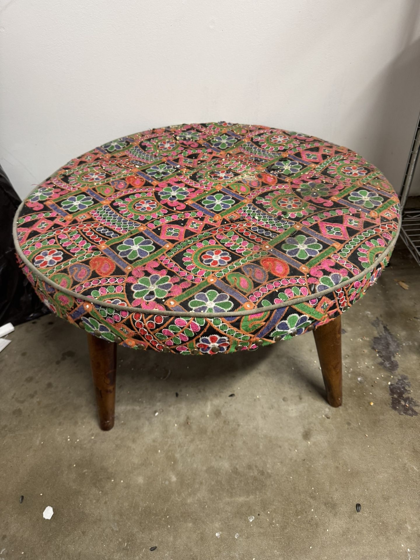 Colorful Embroided Round Seat/tabld
