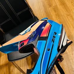 Almost new Z1R motocross helmet! Includes Thor goggles!   Casco de motocross Z1R casi nuevo! ¡Incluye gafas Thor!