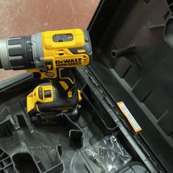 DEWALT DCD796 20-Volt MAX CordlessHammer Compact 1/2 in. Drill/Driver, (2) 20-Volt 1.3Ah Batteries, Charger & Bag