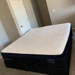 KING STEARNS AND FOSTER LUX ESTATE HYBRID MATTRESS AND FREE BOX SPRINGS 