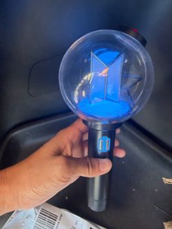 BTS Army lightstick ver 4 Conditions in pictures, damaged part needs to be fixed. Good for display
