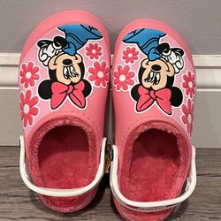 NEW WITH TAGS - Girls Disney Minnie Mouse Fleece Lined Pink Crocs. Size 13.
