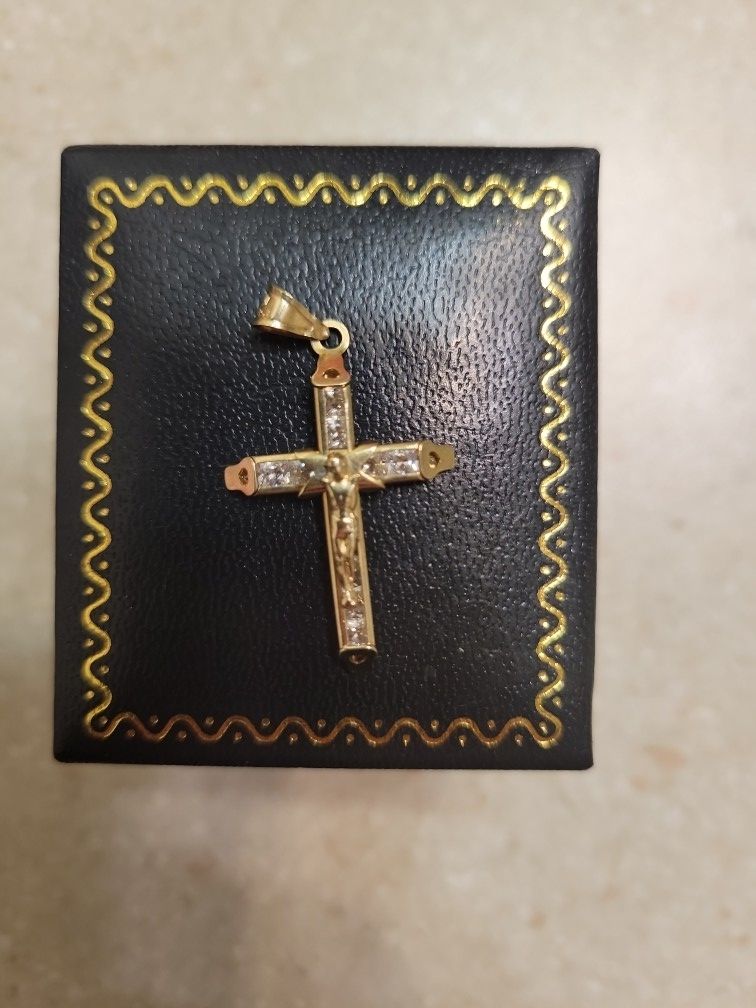 10 K Gold Diamond Pendant.  Weight Is 1.1 Grams 