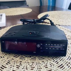 Vintage GE General Electric FM/AM Electronic Digital Alarm Clock Radio 