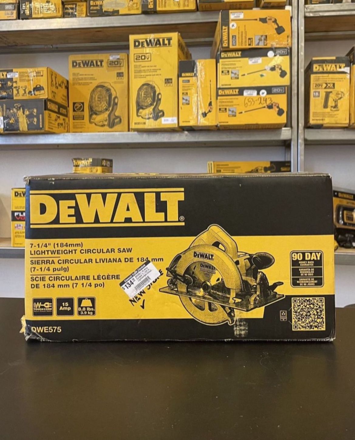 DEWALT 15 Amp Corded 7-1/4 in. Lightweight Circular Saw ……DWE575 for Sale in  Las Vegas, NV OfferUp