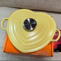 Le Creuset Cocotte D'amour Heart Shaped 2qt Cast Iron NIB Mimosa Yellow 20cm