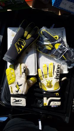 Soccer goalie gloves