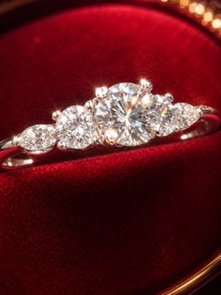 18 K Gold And Natural Diamonds Ring