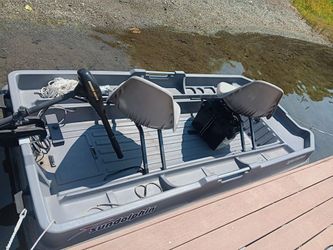 Sun dolphin sportsman 8.5 ft fishing boat w trolling motor
