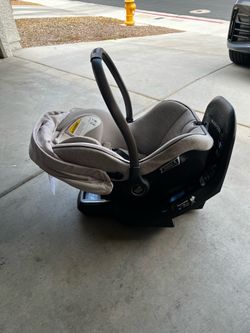 Maxi Cosi turn to me infant car seat and base